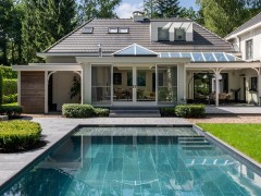 Hybrid Pools Een strak zwembad in een bosrijke setting vol rust