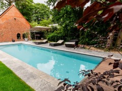 Badweelde Waterpartij tussen majestueuze bomen