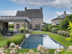 Tuinen Paul Nijst Natuurlijke harmonie: skimmerzwembad bij landelijke woning