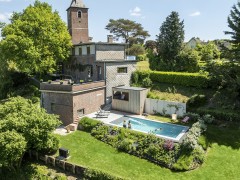 Leisure Pools Belgium Tijdloos zwembad in een groene, karaktervolle tuin