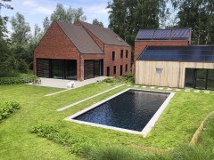 Leisure Pools Belgium Strakke lijnen en diepe kleuren in een hedendaagse tuin