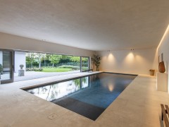 Zwembadman Gerenoveerd tot een esthetisch geheel