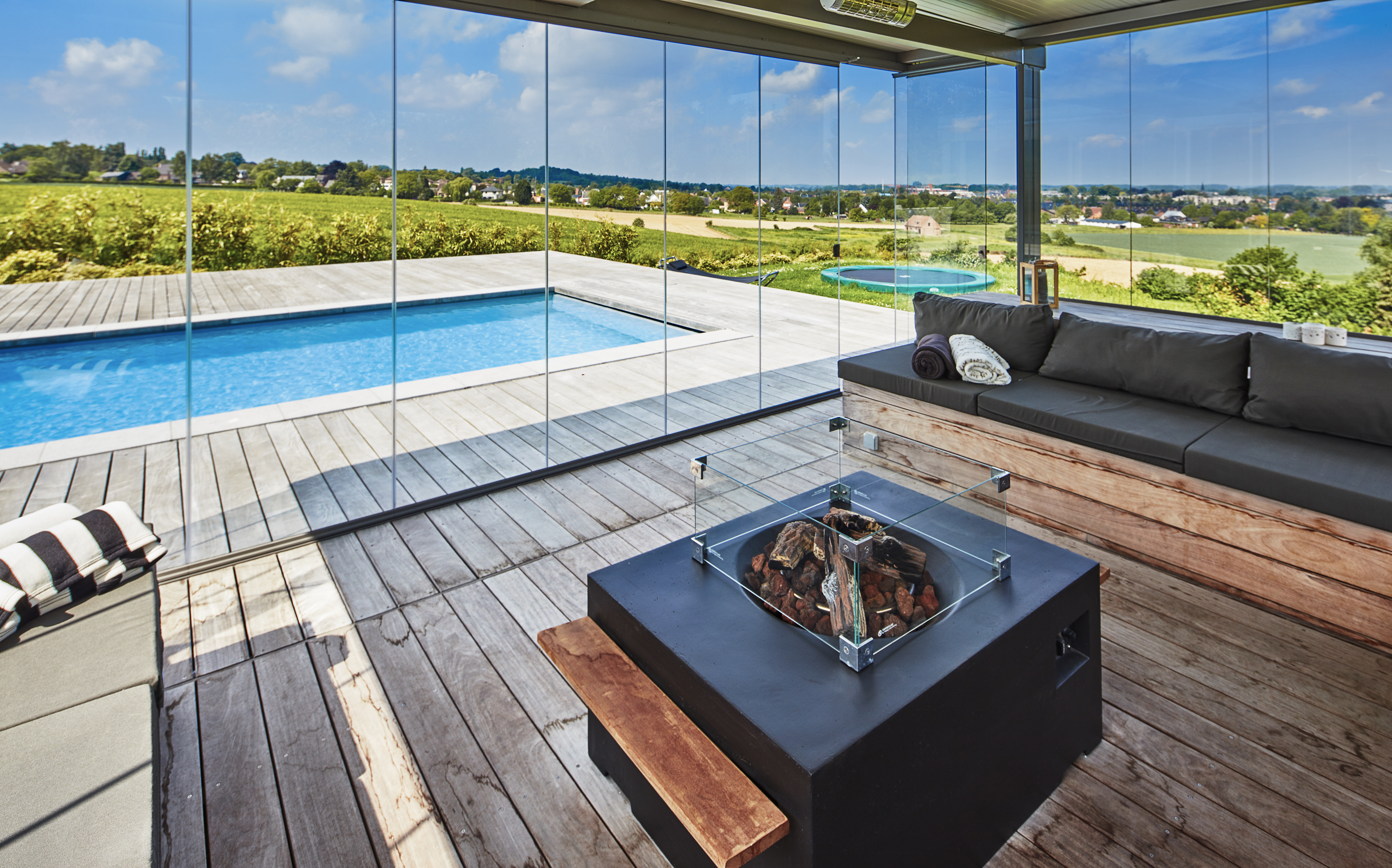 In en om het poolhouse